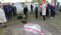 Symboliczne wsypywanie ziemi przez dyrektor ZSP 1Iwonę Kowal